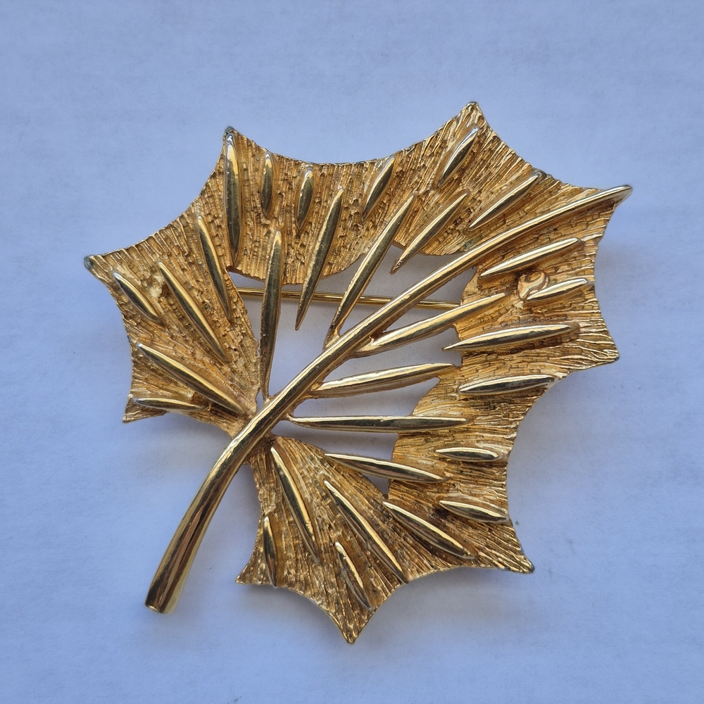 Vintage Gold Tone Leaf Brooch
